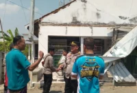 Kanopi apotek roboh di Desa Wringinagung, Jember, yang menewaskan warga saat karnaval berlangsung. (Posnews/YouTube)
