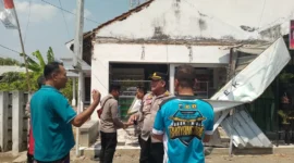 Kanopi apotek roboh di Desa Wringinagung, Jember, yang menewaskan warga saat karnaval berlangsung. (Posnews/YouTube)

