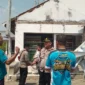 Kanopi apotek roboh di Desa Wringinagung, Jember, yang menewaskan warga saat karnaval berlangsung. (Posnews/YouTube)

