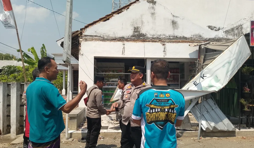 Kanopi apotek roboh di Desa Wringinagung, Jember, yang menewaskan warga saat karnaval berlangsung. (Posnews/YouTube)
