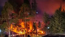 Kantor pemerintah di Ilaga Kabupaten Puncak Papua Tengah terbakar saat kerusuhan massa. (Posnews/Polda Papua)