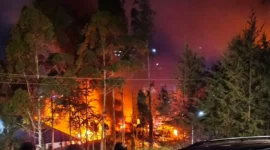 Kantor pemerintah di Ilaga Kabupaten Puncak Papua Tengah terbakar saat kerusuhan massa. (Posnews/Polda Papua)