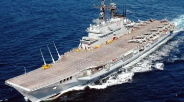 Kapal induk ITS Giuseppe Garibaldi yang berlayar dari Italia menuju Indonesia sebelum berganti nama menjadi KRI Gajah Mada.