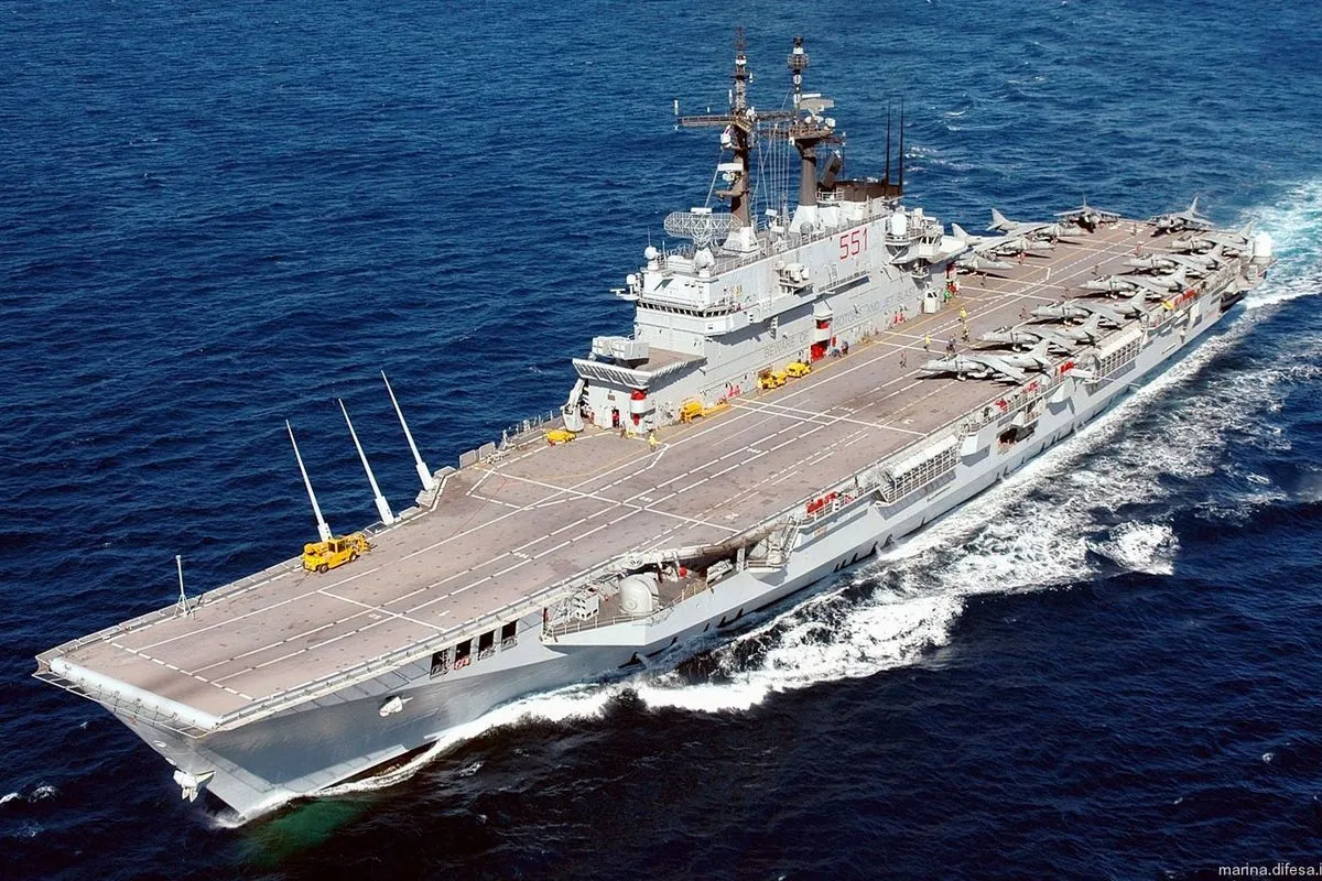 Kapal induk ITS Giuseppe Garibaldi yang berlayar dari Italia menuju Indonesia sebelum berganti nama menjadi KRI Gajah Mada.