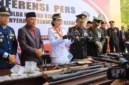 Kapolda Maluku Utara Irjen Arif Budiman menunjukkan 16 senpi ilegal dan 138 amunisi hasil penyerahan sukarela warga Halmahera Utara. (Posnews/Ist)