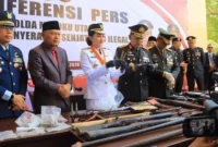 Kapolda Maluku Utara Irjen Arif Budiman menunjukkan 16 senpi ilegal dan 138 amunisi hasil penyerahan sukarela warga Halmahera Utara. (Posnews/Ist)