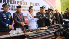 Kapolda Maluku Utara Irjen Arif Budiman menunjukkan 16 senpi ilegal dan 138 amunisi hasil penyerahan sukarela warga Halmahera Utara. (Posnews/Ist)