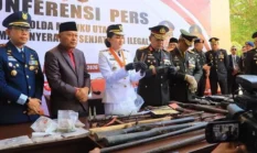 Warga Halmahera Utara Serahkan 16 Senpi Ilegal dan 138 Amunisi ke Polisi