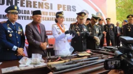 Kapolda Maluku Utara Irjen Arif Budiman menunjukkan 16 senpi ilegal dan 138 amunisi hasil penyerahan sukarela warga Halmahera Utara. (Posnews/Ist)