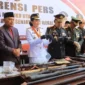 Kapolda Maluku Utara Irjen Arif Budiman menunjukkan 16 senpi ilegal dan 138 amunisi hasil penyerahan sukarela warga Halmahera Utara. (Posnews/Ist)