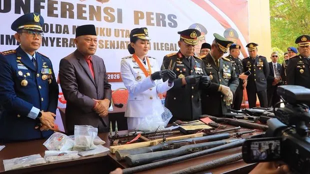 Kapolda Maluku Utara Irjen Arif Budiman menunjukkan 16 senpi ilegal dan 138 amunisi hasil penyerahan sukarela warga Halmahera Utara. (Posnews/Ist)