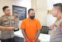 Kapolres Metro Jakarta Barat Kombes Pol Nasriadi memeriksa tersangka. (Posnews/Humas Polri Metro Jakbar)