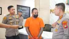 Kapolres Metro Jakarta Barat Kombes Pol Nasriadi memeriksa tersangka. (Posnews/Humas Polri Metro Jakbar)
