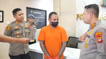 Kapolres Metro Jakarta Barat Kombes Pol Nasriadi memeriksa tersangka. (Posnews/Humas Polri Metro Jakbar)