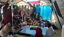 Kapolri Listyo Sigit Prabowo meninjau posko pengungsian korban gempa bumi di Kabupaten Manggarai, NTT.