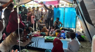 Kapolri Listyo Sigit Prabowo meninjau posko pengungsian korban gempa bumi di Kabupaten Manggarai, NTT. 