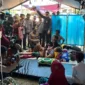 Kapolri Listyo Sigit Prabowo meninjau posko pengungsian korban gempa bumi di Kabupaten Manggarai, NTT. 