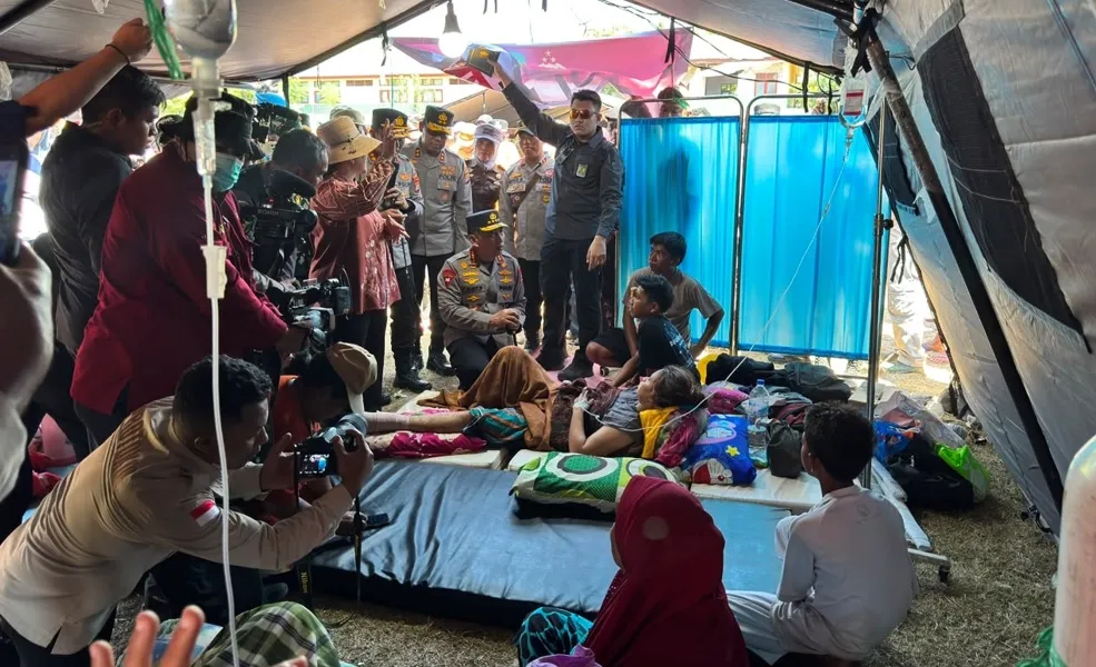 Kapolri Listyo Sigit Prabowo meninjau posko pengungsian korban gempa bumi di Kabupaten Manggarai, NTT. 