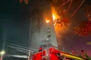 Petugas pemadam kebakaran dan polisi di lokasi kebakaran Gedung Bapenda DKI Jakarta di Gambir, Jakarta Pusat. (Posnews/Dinas Gulkarmat DKI Jakarta)