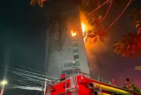 Petugas pemadam kebakaran dan polisi di lokasi kebakaran Gedung Bapenda DKI Jakarta di Gambir, Jakarta Pusat. (Posnews/Dinas Gulkarmat DKI Jakarta)