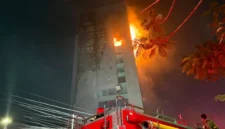 Petugas pemadam kebakaran dan polisi di lokasi kebakaran Gedung Bapenda DKI Jakarta di Gambir, Jakarta Pusat. (Posnews/Dinas Gulkarmat DKI Jakarta)