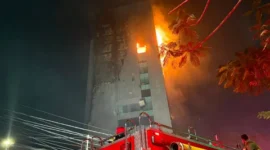 Petugas pemadam kebakaran dan polisi di lokasi kebakaran Gedung Bapenda DKI Jakarta di Gambir, Jakarta Pusat. (Posnews/Dinas Gulkarmat DKI Jakarta)