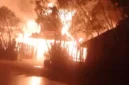 Kebakaran melanda rumah tradisional di Kampung Adat Sade Lombok Tengah. (Posnews/Ist)
