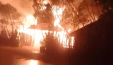 Kebakaran melanda rumah tradisional di Kampung Adat Sade Lombok Tengah. (Posnews/Ist)