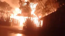 Kebakaran melanda rumah tradisional di Kampung Adat Sade Lombok Tengah. (Posnews/Ist)

