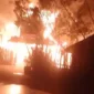 Kebakaran melanda rumah tradisional di Kampung Adat Sade Lombok Tengah. (Posnews/Ist)
