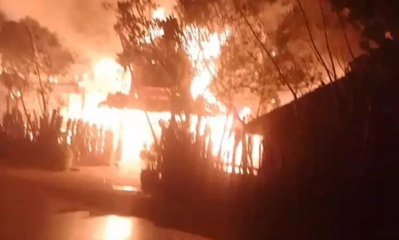 Kebakaran melanda rumah tradisional di Kampung Adat Sade Lombok Tengah. (Posnews/Ist)
