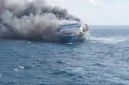 KMP Mutiara Sentosa 2 terbakar di perairan utara Sumenep, Madura, saat tim Basarnas dan kapal-kapal penolong mengevakuasi ratusan penumpang. (Posnews/Tim SAR)
