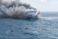 KMP Mutiara Sentosa 2 terbakar di perairan utara Sumenep, Madura, saat tim Basarnas dan kapal-kapal penolong mengevakuasi ratusan penumpang. (Posnews/Tim SAR)
