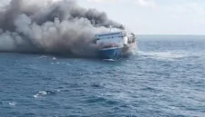 KMP Mutiara Sentosa 2 terbakar di perairan utara Sumenep, Madura, saat tim Basarnas dan kapal-kapal penolong mengevakuasi ratusan penumpang. (Posnews/Tim SAR)