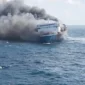 KMP Mutiara Sentosa 2 terbakar di perairan utara Sumenep, Madura, saat tim Basarnas dan kapal-kapal penolong mengevakuasi ratusan penumpang. (Posnews/Tim SAR)
