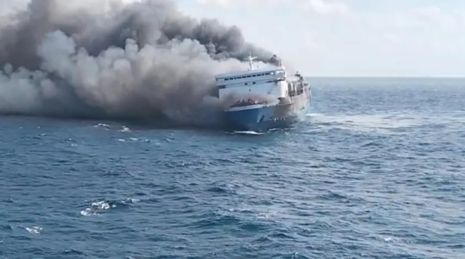 KMP Mutiara Sentosa 2 terbakar di perairan utara Sumenep, Madura, saat tim Basarnas dan kapal-kapal penolong mengevakuasi ratusan penumpang. (Posnews/Tim SAR)
