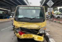 Kecelakaan beruntun di lampu merah Cibubur Jakarta Timur setelah truk diduga menerobos lampu merah. (Posnews/Laka Lantas Polres Jaktim)