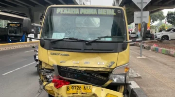 Kecelakaan beruntun di lampu merah Cibubur Jakarta Timur setelah truk diduga menerobos lampu merah. (Posnews/Laka Lantas Polres Jaktim)