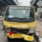 Kecelakaan beruntun di lampu merah Cibubur Jakarta Timur setelah truk diduga menerobos lampu merah. (Posnews/Laka Lantas Polres Jaktim)