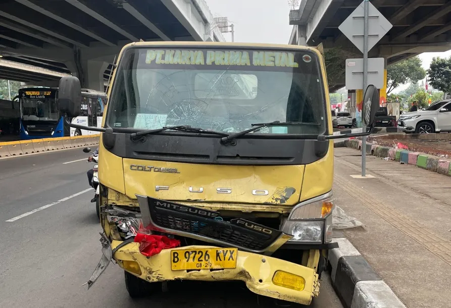 Kecelakaan beruntun di lampu merah Cibubur Jakarta Timur setelah truk diduga menerobos lampu merah. (Posnews/Laka Lantas Polres Jaktim)
