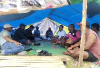 Warga mengungsi setelah gempa M7,7 mengguncang Nusa Tenggara Timur dan menyebabkan puluhan ribu orang kehilangan tempat tinggal. (Posnews/KemenHAM)

