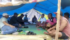 Warga mengungsi setelah gempa M7,7 mengguncang Nusa Tenggara Timur dan menyebabkan puluhan ribu orang kehilangan tempat tinggal. (Posnews/KemenHAM)