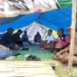 Warga mengungsi setelah gempa M7,7 mengguncang Nusa Tenggara Timur dan menyebabkan puluhan ribu orang kehilangan tempat tinggal. (Posnews/KemenHAM)
