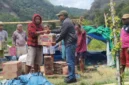KemenHAM RI menyalurkan bantuan sembako dan terpal kepada warga terdampak gempa di Flores, NTT. (Posnews/KemenHAM)