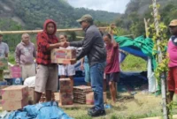 KemenHAM RI menyalurkan bantuan sembako dan terpal kepada warga terdampak gempa di Flores, NTT. (Posnews/KemenHAM)