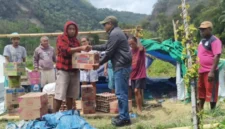KemenHAM RI menyalurkan bantuan sembako dan terpal kepada warga terdampak gempa di Flores, NTT. (Posnews/KemenHAM)