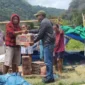 KemenHAM RI menyalurkan bantuan sembako dan terpal kepada warga terdampak gempa di Flores, NTT. (Posnews/KemenHAM)