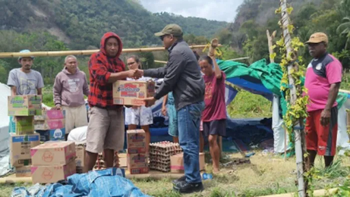 KemenHAM RI menyalurkan bantuan sembako dan terpal kepada warga terdampak gempa di Flores, NTT. (Posnews/KemenHAM)