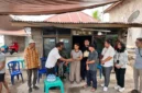Staf Khusus Menteri HAM Thomas Harming Suwarta bersama tim KemenHAM berdialog dengan warga dan aparat desa di Tabanan dan Buleleng, Bali, terkait kasus dugaan main hakim sendiri yang menewaskan warga Desa Sidatapa. (Posnews/KemenHAM)