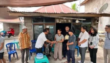 Staf Khusus Menteri HAM Thomas Harming Suwarta bersama tim KemenHAM berdialog dengan warga dan aparat desa di Tabanan dan Buleleng, Bali, terkait kasus dugaan main hakim sendiri yang menewaskan warga Desa Sidatapa. (Posnews/KemenHAM)